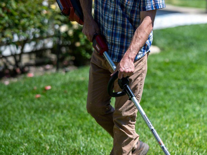 Entretien de jardin : tonte de pelouse par un jardinier